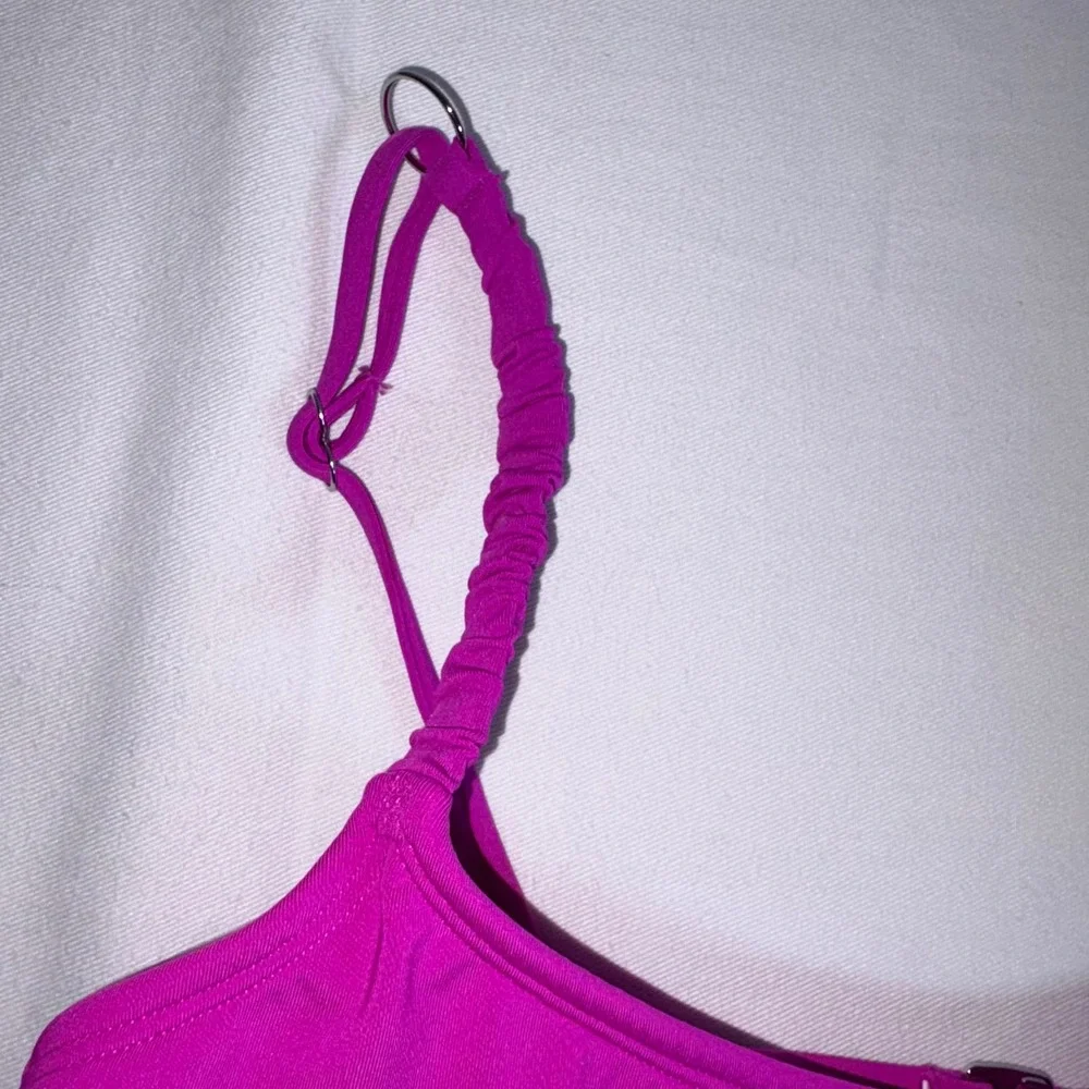 Hurley Bikini Top Size Medium Purple NEW Ruched Straps Scoop Neck Swim HURX30161